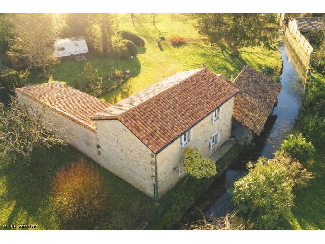 Haus&nbsp;zu verkaufen in&nbsp;RUFFEC 16700 Charente Frankreich. Außergewöhnliches Anwesen am Flussufer im Herzen von Ruffec. TIC Immobilier freut sich, Ihnen dieses herausragende und seltene Anwesen in begehrter Lage im Herzen von Ruffec präsentieren zu dürfen...