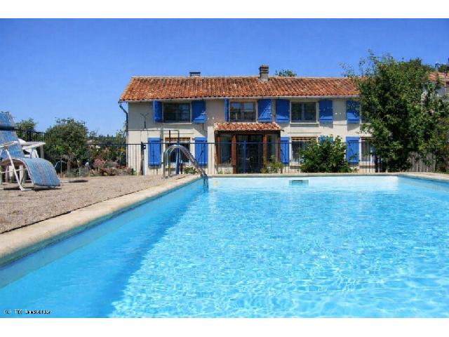 Huis te koop in&nbsp;NANTEUIL-EN-VALLÉE 16700 Charente Poitou-Charentes France: Landhuis met zwembad vlakbij Nanteuil-en-Vallée. Gelegen in een rustig gehucht op slechts vijf minuten van het historische dorp Nanteuil-en-Vallée, biedt dit charmante landhuis karakter, comfort en ...