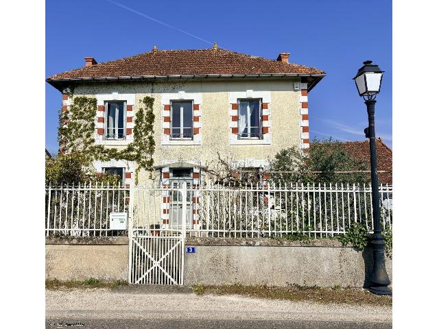 Huis te koop in&nbsp;VERTEUIL-SUR-CHARENTE 16700 Charente Poitou-Charentes France: Mini Maison de Maître vlakbij Verteuil. Een schattig klein huis aan de rand van een pittoresk dorpje, op een steenworp afstand van Verteuil-sur-Charente met zijn sprookjesachtige rivier en kasteel. D...