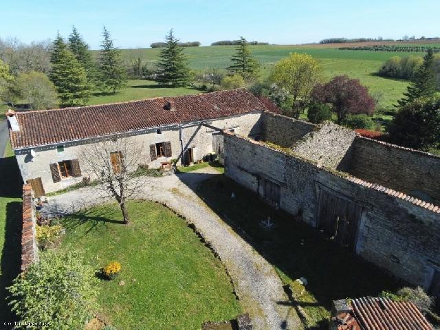 Huis te koop in&nbsp;MANSLE 16230 Charente Poitou-Charentes France: Landhuis met 4 slaapkamers op 4,5 hectare grond, nabij Mansle. Gelegen in een rustig gehucht op slechts 8 km van Mansle, staat dit charmante landhuis op een perceel van circa 4,5 hectare.<br />
<br />
De woning...