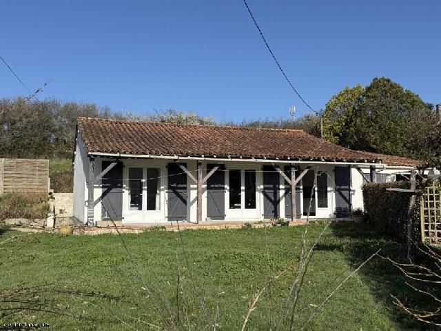 Huis te koop in&nbsp;CIVRAY 86250 Vienne Poitou-Charentes France: Rustig dorpsleven. Gerenoveerde bungalow met 2 slaapkamers, tuin en terras. Deze prachtig gepresenteerde bungalow met 2 slaapkamers is oorspronkelijk gebouwd in de jaren 70 en sinds 2017 zorgvuldig ge...