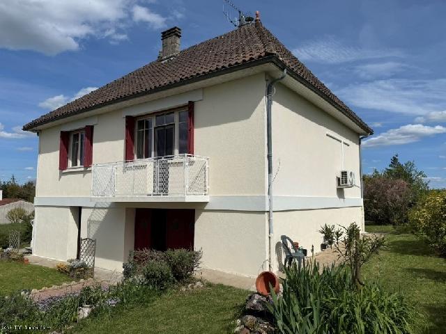 Huis te koop in&nbsp;BENEST 16350 Charente Poitou-Charentes Frankrijk: Rustig wonen op het platteland, woning met 2 slaapkamers, tuin, uitzicht en garage. Exclusief! Makelaarskantoor TIC in Ruffec presenteert met trots deze charmante bungalow met volledige kelder, gelege...