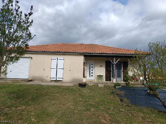 Huis te koop in&nbsp;MANSLE 16230 Charente Poitou-Charentes France: Gerenoveerde gelijkvloerse woning met tuin en garage nabij Mansle. Deze gelijkvloerse woning uit de late jaren 70 is gerenoveerd met hoogwaardige materialen. De woning beschikt over twee ruime slaapka...