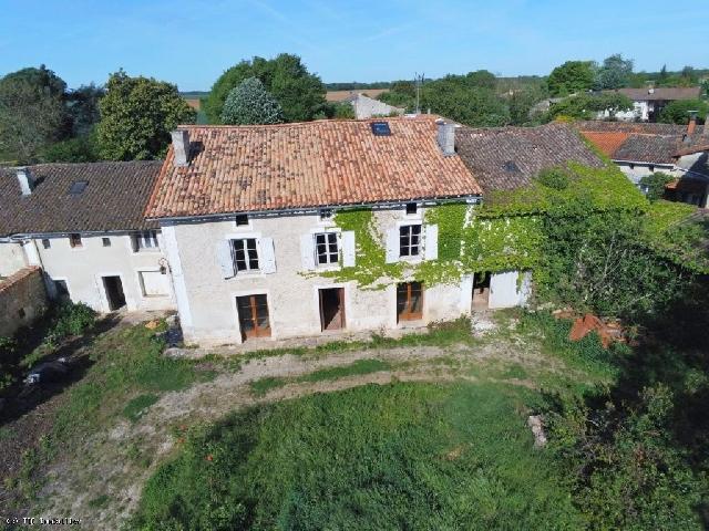 Huis te koop in&nbsp;RUFFEC 16240 Charente Poitou-Charentes France: Schitterend huis om te renoveren, enorm potentieel. Als u van stijlvol wonen houdt, is dit pand iets voor u: een groot stenen huis met oorspronkelijk 7 slaapkamers, een klein aangrenzend gebouw dat de...