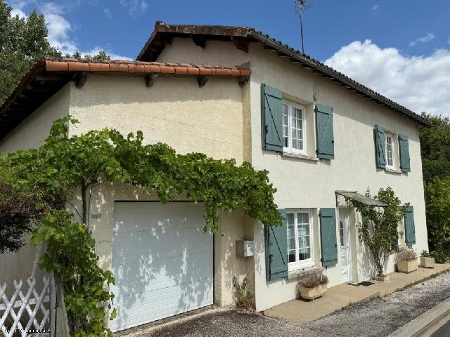 Huis te koop in&nbsp;TAIZÉ-AIZIE 16700 Charente Poitou-Charentes France: Een zeldzame vondst: woning met 3 slaapkamers aan de rivier in Taizé-Aizie. Perceel van 7645 m². Gelegen in het charmante dorpje Taizé-Aizie, vlakbij het levendige marktstadje Ruffec, geniet deze p...