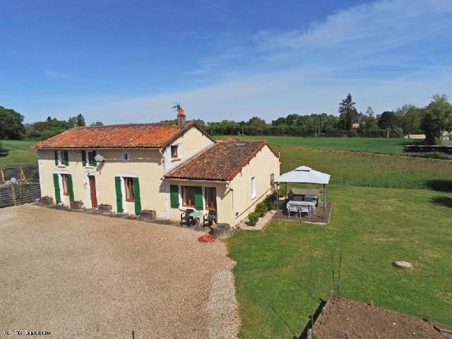 Huis te koop in&nbsp;SAUZÉ-VAUSSAIS 79190 Deux-Sèvres Poitou-Charentes Frankrijk: Charmante 19e-eeuwse longère met verwarmd zwembad en 4 slaapkamers. Deze prachtige vrijstaande 19e-eeuwse longère biedt 4 slaapkamers en 3 badkamers en is gelegen in een klein gehucht, ideaal gelege...