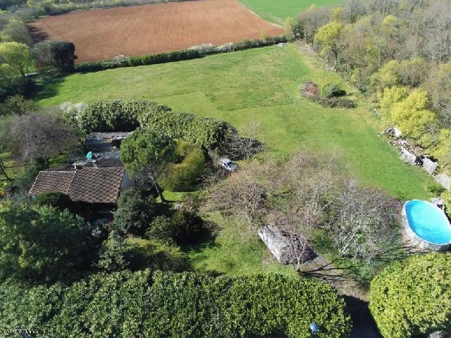 Huis te koop in&nbsp;MANSLE 16230 Charente Poitou-Charentes Frankrijk: Bungalow met 3 slaapkamers op 1,1 hectare grond nabij Mansle. Deze bungalow uit de jaren 80 is gelegen op een bevoorrechte locatie en biedt een vredige sfeer. Het ruime perceel van meer dan een hectar...