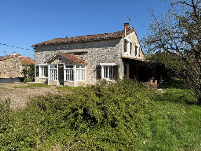 Huis te koop in&nbsp;CIVRAY 86400 Vienne Poitou-Charentes Frankrijk: Exclusief te koop. Woning met 3 slaapkamers op een perceel van 2.135 m2 nabij Civray. Gelegen op slechts 3 km van Civray, met alle winkels, scholen en voorzieningen in de buurt, biedt dit charmante hu...