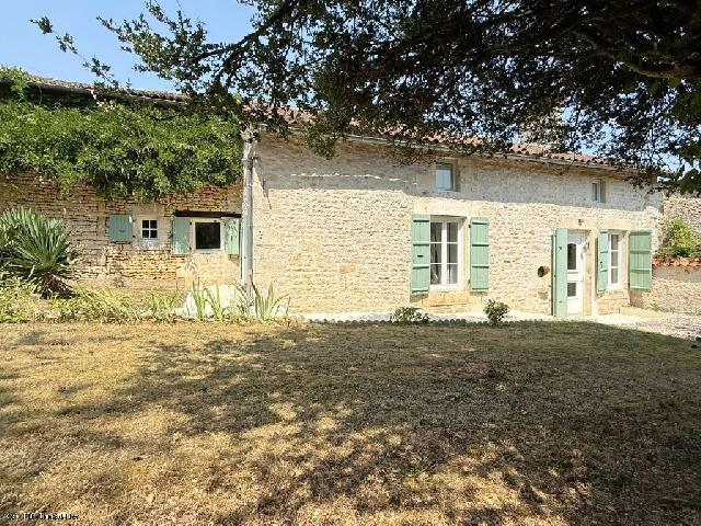 Huis te koop in&nbsp;VILLEFAGNAN 16240 Charente Poitou-Charentes Frankrijk: Charmante, gerenoveerde stenen woning met 3 slaapkamers in een rustige landelijke omgeving. Deze prachtig gerenoveerde, vrijstaande stenen woning ligt op een idyllische en afgelegen locatie en straalt...