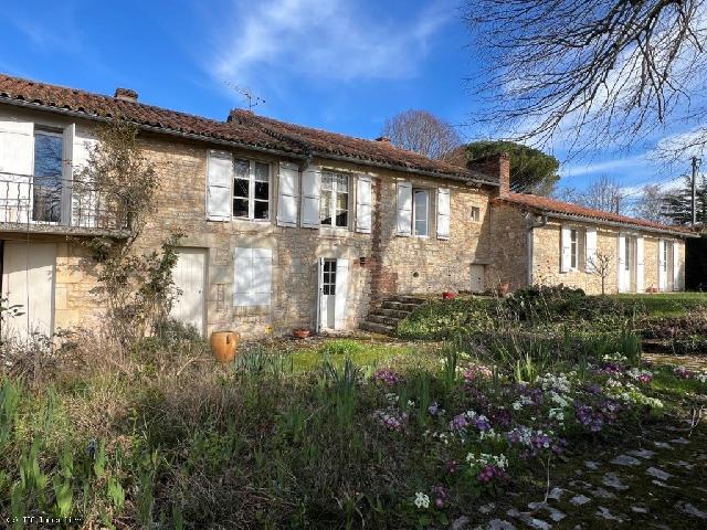 Huis te koop in&nbsp;RUFFEC 16700 Charente Poitou-Charentes Frankrijk: Prachtige 19e-eeuwse stenen longère nabij Nanteuil-en-Vallée.<br />
<br />
Deze prachtige stenen longère uit 1836 ligt op korte afstand van het pittoreske dorpje Nanteuil-en-Vallée en combineert perfect de ...