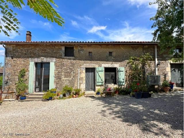 Haus&nbsp;zu verkaufen in&nbsp;VILLEFAGNAN 16240 Charente Frankreich. Gemütliches, hübsches Dorfhaus mit 3 Schlafzimmern und umzäuntem Garten. Charaktervolles Steinhaus mit drei Schlafzimmern und einem Arbeitszimmer (oder zusätzlichem Gästezimmer). Gelegen in einem...