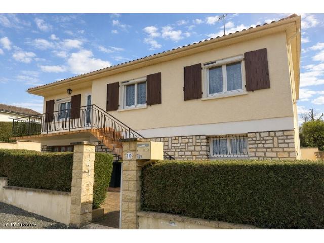 Huis te koop in&nbsp;RUFFEC 16700 Charente Poitou-Charentes Frankrijk: Huis met kelder in het hart van Ruffec. Gelegen in een rustige straat in Ruffec, op slechts 5 minuten lopen van de dichtstbijzijnde winkels en voorzieningen, biedt dit huis met 3 slaapkamers en een ru...