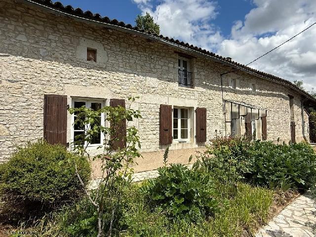 Haus&nbsp;zu verkaufen in&nbsp;RUFFEC 16700 Charente Frankreich. Dreizimmerhaus in einem ruhigen Weiler, 5 Kilometer von Ruffec entfernt. Zwei Schlafzimmer, ein Duschbad und ein WC befinden sich bereits im Erdgeschoss. Im Obergeschoss besteht enormes Potenzial für...