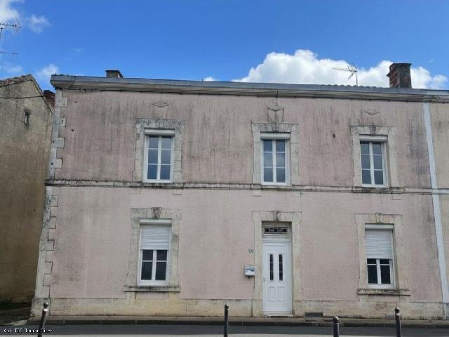 Huis te koop in&nbsp;AUNAC 16460 Charente Poitou-Charentes Frankrijk: Een prachtig herenhuis met bijgebouwen in het hart van Aunac-sur-Charente. Een prachtig herenhuis met diverse bijgebouwen en een mooie kleine tuin in het hart van het charmante dorp Aunac-sur-Charente...