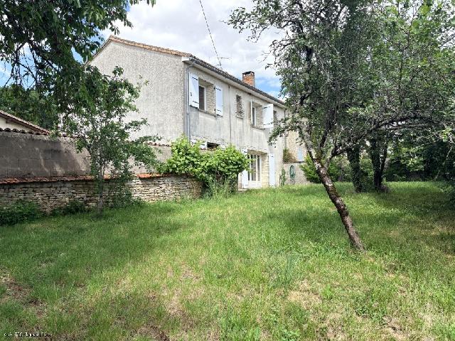 Huis te koop in&nbsp;AUNAC 16460 Charente Poitou-Charentes Frankrijk: Ruim familiehuis met 4 slaapkamers in Aunac-sur-Charente. Groot familiehuis met 4 slaapkamers vlakbij Aunac-sur-Charente.<br />
Gelegen in een rustig gehucht op slechts vijf minuten van het charmante dorp ...