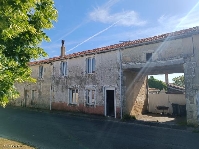 Haus&nbsp;zu verkaufen in&nbsp;RUFFEC 16240 Charente Frankreich. Zwei Häuser mit Garten und Nebengebäuden. Dieses Ensemble besteht aus zwei Häusern, eines bewohnbar, das andere renovierungsbedürftig. Das Anwesen befindet sich im Dorf Montjean, zwischen Sauzé-V...