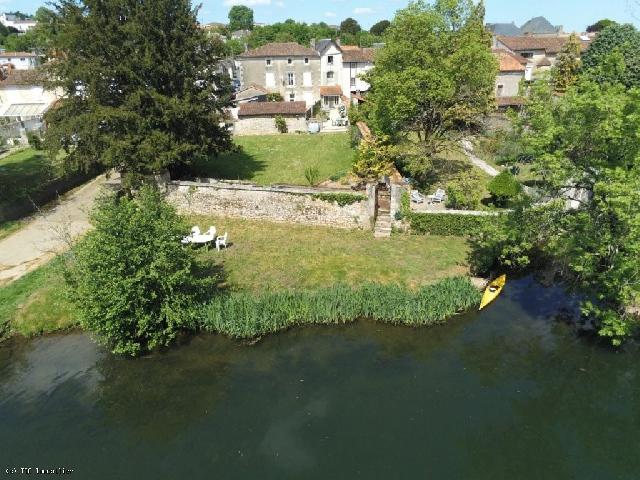 Maison &agrave; vendre &agrave;&nbsp;CIVRAY 86400 Vienne Poitou-Charentes France: Maison de ville en bord de Charente avec accés à la riviére Petite maison de ville de deux chambres situées dans un quartier calme de la ville de Civray, jardin attenant donnant sur la Charente. E...