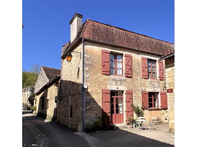 Huis te koop in&nbsp;NANTEUIL-EN-VALLÉE 16700 Charente Poitou-Charentes Frankrijk: Prachtig karaktervol pand met vakantiehuis in Nanteuil-en-Vallée. Een prachtig karaktervol pand in het hart van het mooie middeleeuwse dorp Nanteuil-en-Vallée.<br />
<br />
Een elegant, volledig gerenoveerd d...