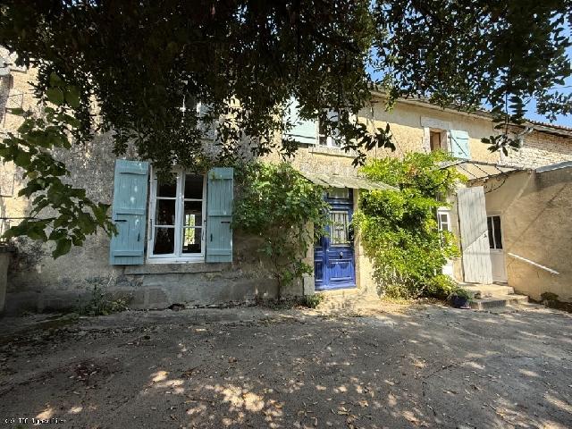 Maison &agrave; vendre &agrave;&nbsp;RUFFEC 16700 Charente Poitou-Charentes France: Grand Maison Avec 4 Chambres Et Dépendances A Côté de Ruffec Située à quelques minutes de Ruffec, cette jolie maison pleine de charme offre de généreux volumes et un cadre de vie agréable. Au ...