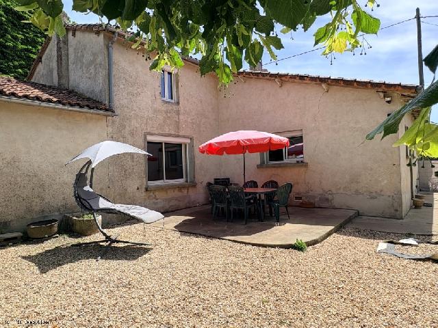 Huis te koop in&nbsp;NANTEUIL-EN-VALLÉE 16700 Charente Poitou-Charentes France: Gezinswoning met 3 slaapkamers nabij Nanteuil-en-Vallée. Deze gezinswoning met 3 slaapkamers staat op een ruim perceel met een omheinde tuin, op slechts vijf minuten van het charmante Nanteuil-en-Val...