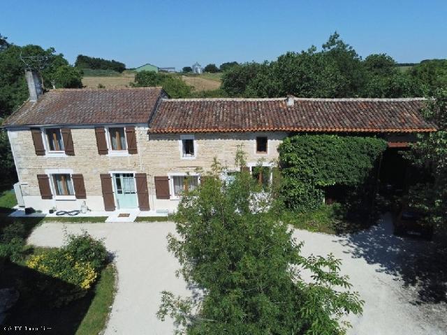 Huis te koop in&nbsp;RUFFEC 16240 Charente Poitou-Charentes France: Dorpshuis met 5 slaapkamers en een prachtig aangelegde tuin vlakbij Ruffec. Een aantrekkelijk dorpshuis op 6 km van Ruffec, gelegen op een rustige plek, biedt veel privacy en rust. Het huis beschikt o...