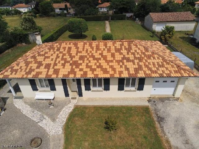 Huis te koop in&nbsp;VERTEUIL-SUR-CHARENTE 16510 Charente Poitou-Charentes Frankrijk: Huis met 3 slaapkamers, garage en een perceel van 1488 m². Deze bungalow is gelegen aan een rustige straat in het hart van het pittoreske middeleeuwse dorp Verteuil-sur-Charente (16510). Het huis bie...