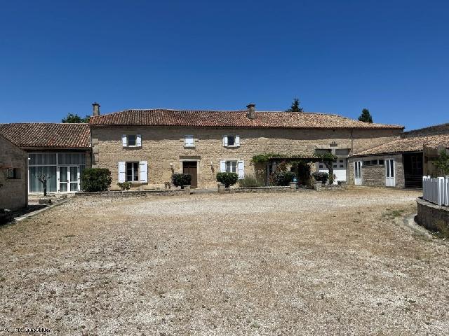 Ferienhaus/Pension&nbsp;zu verkaufen in&nbsp;CHEF-BOUTONNE 79190 Deux-Sèvres Frankreich. Beeindruckendes Steinhaus mit 9 Schlafzimmern, Pool und Gästehaus. Außergewöhnliches Anwesen mit 9 Schlafzimmern, etabliertem Gästehausbetrieb und hervorragendem Potenzial.<br />
In der malerischen Lan...