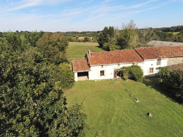 Haus&nbsp;zu verkaufen in&nbsp;CHAMPAGNE-MOUTON 16350 Charente Frankreich. Landhaus mit Nebengebäude, 10 Minuten von Champagne-Mouton entfernt. In einem ruhigen Weiler, nur 10 Minuten von Champagne-Mouton entfernt, bietet dieses Anwesen praktisches Wohnen im Erdgeschoss mit...