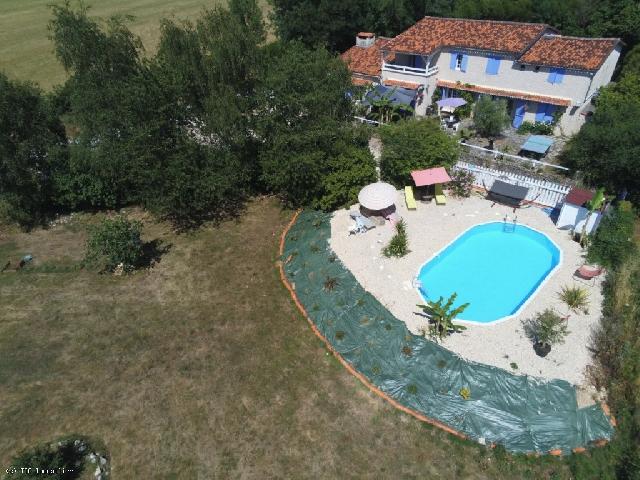 Gites-Chambres-d-hotes te koop in&nbsp;VERTEUIL-SUR-CHARENTE 16510 Charente Poitou-Charentes Frankrijk: Prachtige bed & breakfast met 10 slaapkamers in Verteuil. Bijgebouwen en zwembad. Zakelijke kans: Ruim pand met 10 slaapkamers, momenteel in gebruik als bed & breakfast en gedeeltelijk apart verhuurd,...