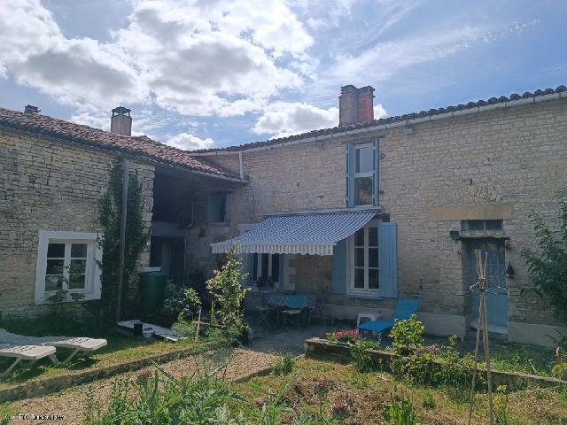 Huis te koop in&nbsp;CHEF-BOUTONNE 17510 Charente-Maritime Poitou-Charentes Frankrijk: Prachtig stenen huis met bijgebouwen en tuin in Charente-Maritime. Een zeer aantrekkelijk stenen huis met enorm potentieel, gelegen in Romazières, Charente-Maritime. Het huis heeft al 4 slaapkamers, ...