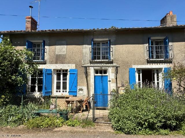Haus&nbsp;zu verkaufen in&nbsp;CHAMPAGNE-MOUTON 16700 Charente Frankreich. Ruhe und Erholung garantiert: Dieses charmante Cottage mit 3 Schlafzimmern liegt auf einem 1701 m² großen Waldgrundstück in einem ruhigen Weiler zwischen Verteuil-sur-Charente und Champagne-Mouton....