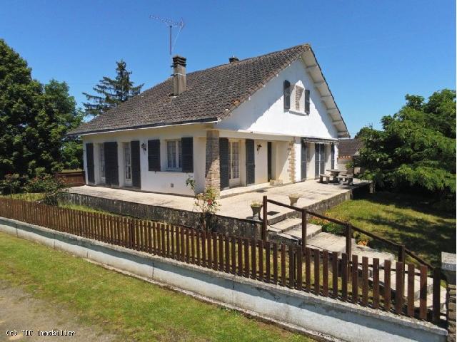 Huis te koop in&nbsp;SAUZÉ-VAUSSAIS 16240 Charente Poitou-Charentes Frankrijk: Ein wunderschönes Einfamilienhaus zwischen Ruffec und Sauzé-Vaussais. Attraktiver Bungalow mit 5 Schlafzimmern, großem Keller und Obergeschoss, gelegen auf einem schönen, umzäunten Grundstück mi...