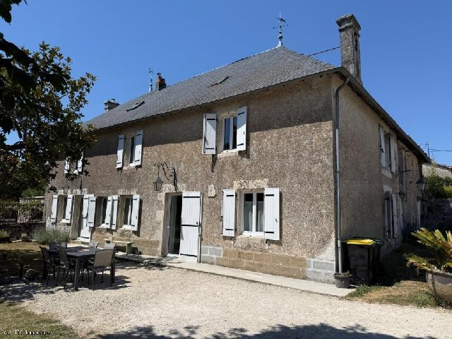 Haus&nbsp;zu verkaufen in&nbsp;RUFFEC 16700 Charente Frankreich. Atemberaubendes Landhaus zwischen Ruffec und Verteuil-sur-Charente. Dieses wunderschöne, stilvolle Landhaus mit 4 Schlafzimmern und traditionellem Schieferdach wurde von Handwerkern renoviert und lie...