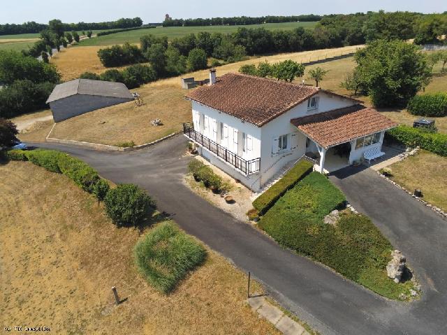 Haus&nbsp;zu verkaufen in&nbsp;VILLEFAGNAN 16240 Charente Frankreich. Dorfhaus mit 5 Schlafzimmern, Grundstück und geräumigem Hangar. Nur 5 Autominuten von Villefagnan entfernt, am Rande eines Dorfes gelegen, besticht dieses einzigartige Anwesen mit 5 Schlafzimmern au...