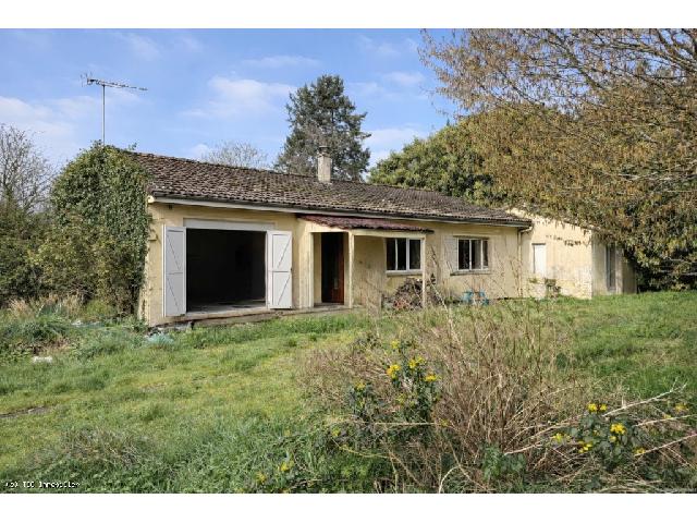 Huis te koop in&nbsp;RUFFEC 16700 Charente Poitou-Charentes Frankrijk: Bungalow met 4 slaapkamers, die volledig gerenoveerd moet worden, vlakbij Ruffec. Gelegen in een rustig gehucht, is deze bungalow met 4 slaapkamers een goede investering voor verhuur. Op slechts 8 min...