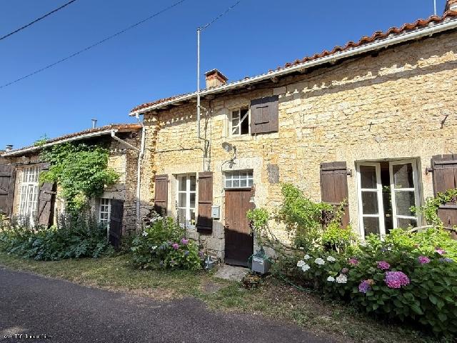 Huis te koop in&nbsp;CHAMPAGNE-MOUTON 16350 Charente Poitou-Charentes Frankrijk: Authentiek karaktervol pand met gastenverblijf op ruim 2 hectare grond. Ontdek in het hart van een rustige omgeving dit prachtige pand, bestaande uit een charmant hoofdhuis, een apart gastenverblijf, ...