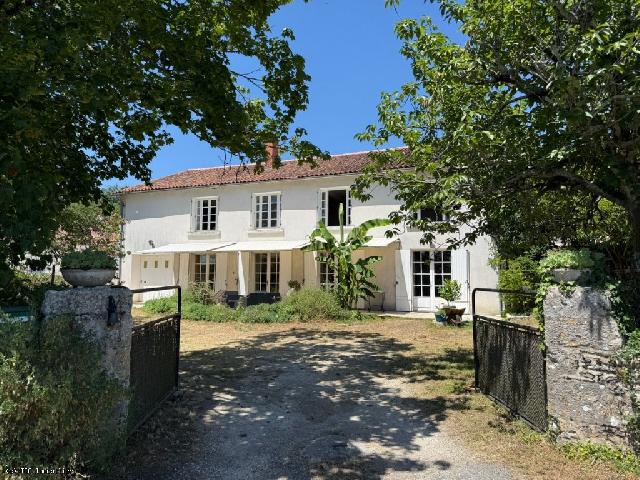 Haus&nbsp;zu verkaufen in&nbsp;NANTEUIL-EN-VALLÉE 16700 Charente Frankreich. Großes Dorfhaus mit 5 Schlafzimmern und herrlicher Aussicht. In der Nähe von Nanteuil-en-Vallée. Großzügiges Familienhaus mit 5 Schlafzimmern, wunderschöner Aussicht, umzäuntem Garten und groß...