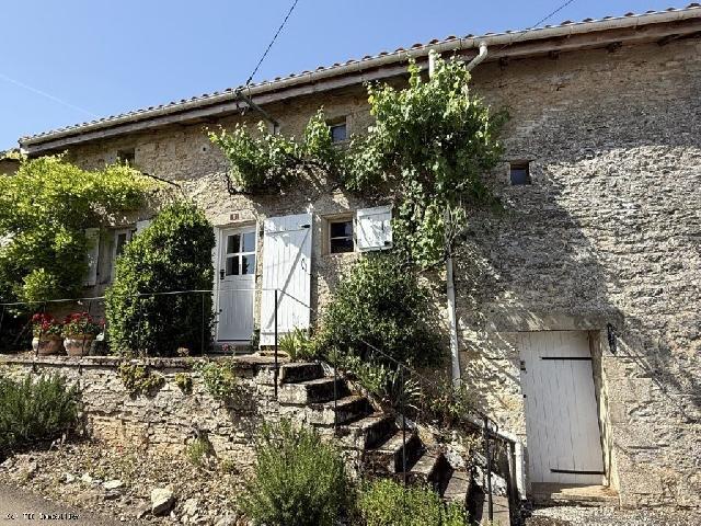 Haus&nbsp;zu verkaufen in&nbsp;NANTEUIL-EN-VALLÉE 16700 Charente Frankreich. Bezauberndes Steinhaus in einem Dorf mit großzügigem Wohnraum und privaten Innenhöfen. Dieses wunderschöne Steinhaus mit zwei Schlafzimmern befindet sich in Nanteuil-en-Vallée. Das mittelalterlic...