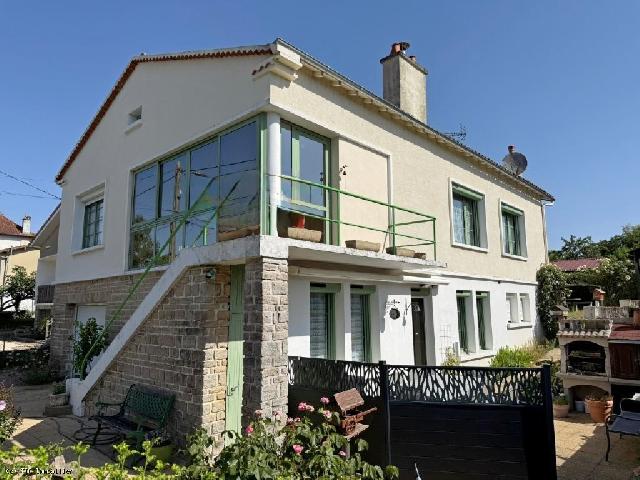 Maison &agrave; vendre &agrave;&nbsp;CIVRAY 86400 Vienne Poitou-Charentes France: Maison En Pierre à Civray 86400. 4 Chambres. Idéalement située à proximité des commerces et services (accessible à pied), cette agréable maison en pierre des années soixante avec ses beaux vol...