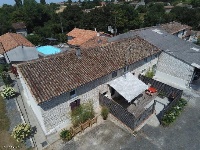 Haus&nbsp;zu verkaufen in&nbsp;VILLEFAGNAN 16240 Charente Frankreich. Atemberaubendes Anwesen bestehend aus zwei Häusern mit Nebengebäude, Werkstatt und umzäuntem Garten, 6 km von Villefagnan entfernt. Dieses wunderschöne Landhaus bietet vielfältige Nutzungsmöglic...