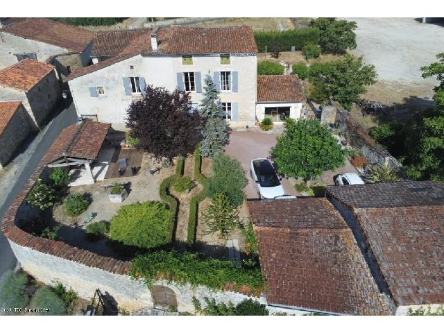 Maison &agrave; vendre &agrave;&nbsp;VERTEUIL-SUR-CHARENTE 16510 Charente Poitou-Charentes France: Ancien Presbytère avec 4 Chambres à Verteuil-sur-Charente Situé au coeur du magnifique village médiéval très prisé de Verteuil-sur-Charente, ce vaste presbytère du XVIIIe siècle offre des esp...