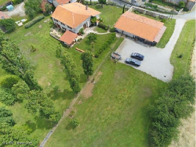 Haus&nbsp;zu verkaufen in&nbsp;CELLEFROUIN 16260 Charente Frankreich. Prachtvoller, umgebauter Scheunenkomplex mit separatem Gästehaus und Nebengebäuden auf einem fast 5.000 m² großen Grundstück. Beeindruckender Umbau einer Scheune mit separatem Gästehaus; alles b...