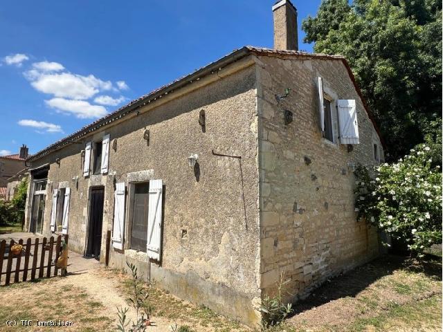 Maison &agrave; vendre &agrave;&nbsp;VILLEFAGNAN 16140 Charente Poitou-Charentes France: Belle Maison Ancienne avec Grand Terrain et Nombreuses Dépendances Belle maison de 6 chambres située adans un hameau à moins de 10 km du beau village historique de Tusson et de ses commodités de b...