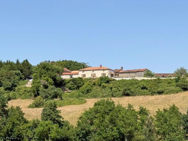 Gîtes/Chambres d'hôtes te koop in&nbsp;CHARROUX 86250 Vienne Poitou-Charentes France: Schitterend, hoogwaardig gerenoveerd pand met zwembad en uitzonderlijk uitzicht!! Dit is een uniek object, gelegen op een perceel van 12.854 m², dat door vakmensen met hoogwaardige materialen is gere...