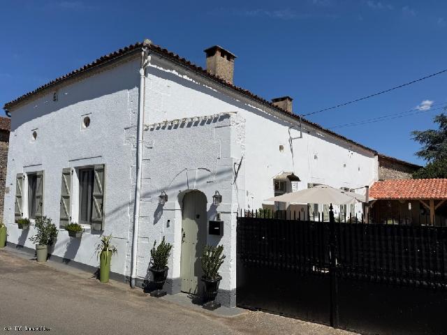 Gîtes/Chambres d'hôtes te koop in&nbsp;CIVRAY 86400 Vienne Poitou-Charentes France: Elegante, karaktervolle natuurstenen woning met hoogwaardige afwerking en mogelijkheden voor gastenverblijf. Gelegen in een dorp tussen Civray en Ruffec, deed dit indrukwekkende, karaktervolle pand to...