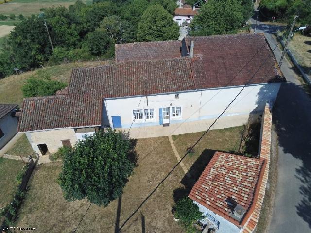 Haus&nbsp;zu verkaufen in&nbsp;RUFFEC 16700 Charente Frankreich. Bauernhaus mit 2 Schlafzimmern nahe Ruffec, schöner Aussicht und Scheune. Ein helles, luftiges Steinhaus mit zwei Schlafzimmern, Küche, Wohnzimmer und einer schönen, direkt angrenzenden Scheune. Au...