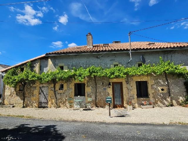Huis te koop in&nbsp;BLANZAY 86700 Vienne Poitou-Charentes Frankrijk: Charmant landhuis in een zeer rustig gehucht. Een sfeervol natuurstenen huis met binnenplaats en een tuin met bomen. Ideaal als vakantiehuis of tweede woning vlak bij Romagne. Het dak van de woning is...