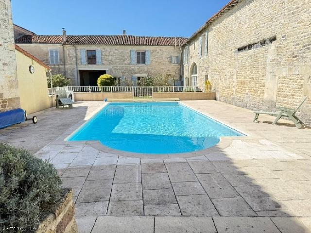 Maison &agrave; vendre &agrave;&nbsp;RUFFEC 16140 Charente Poitou-Charentes France: Vaste Maison de Village Avec Piscine Chauffée Située dans un joli village entre Ruffec et Aigre, cette maison spacieuse, construite en 1856, offre 6 chambres, 3 salles de bains, ainsi qu'une piscine...