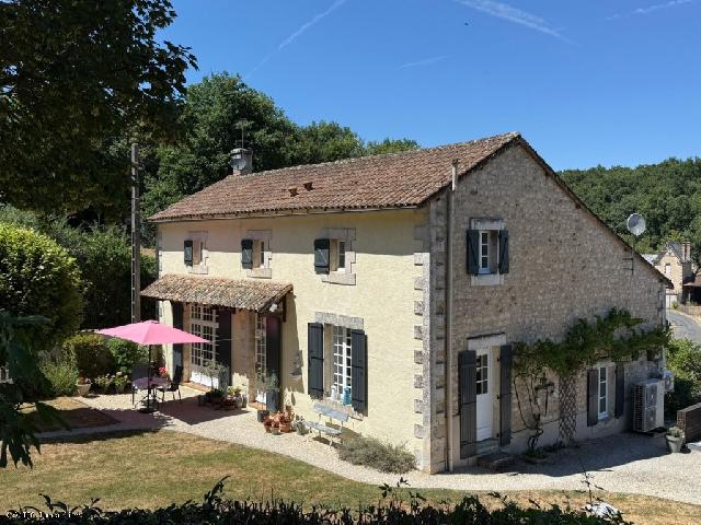 Huis te koop in&nbsp;CIVRAY 86400 Vienne Poitou-Charentes France: Een prachtige stenen woning met werkelijk adembenemend uitzicht. Geniet van een spectaculair uitzicht vanuit deze mooie stenen woning met drie slaapkamers, waar charme, comfort en veel lichtinval moei...