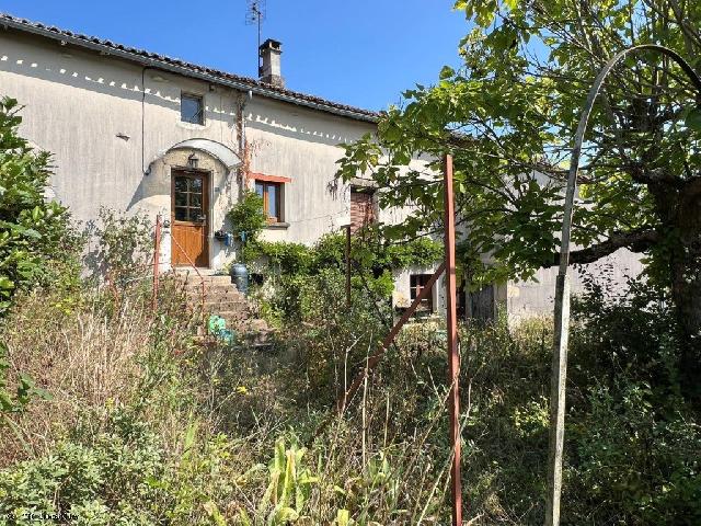 Maison &agrave; vendre &agrave;&nbsp;CHAMPAGNE-MOUTON 16350 Charente Poitou-Charentes France: Petite Maison de Ville à Champagne Mouton Petite maison de ville qui est habitable de suite (avec rafraichissements à prévoir) avec sa deuxième chambre à refaire. Située à Champagne Mouton qui ...